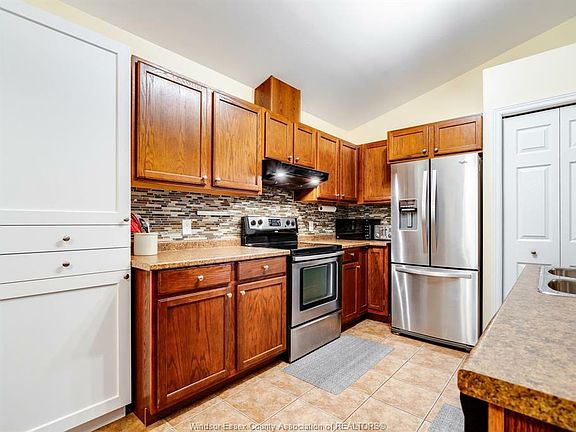 5th image of 226 Dieppe Cres