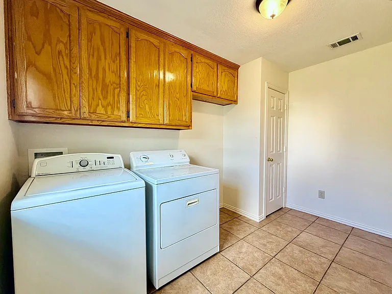 525 W Lloyd St — Photo 9