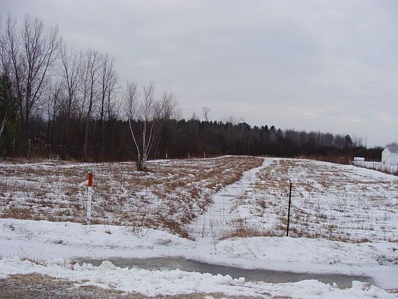 Another view of the 1-shaped fenced area