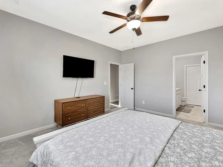 932 N Cloverleaf St — Photo 22