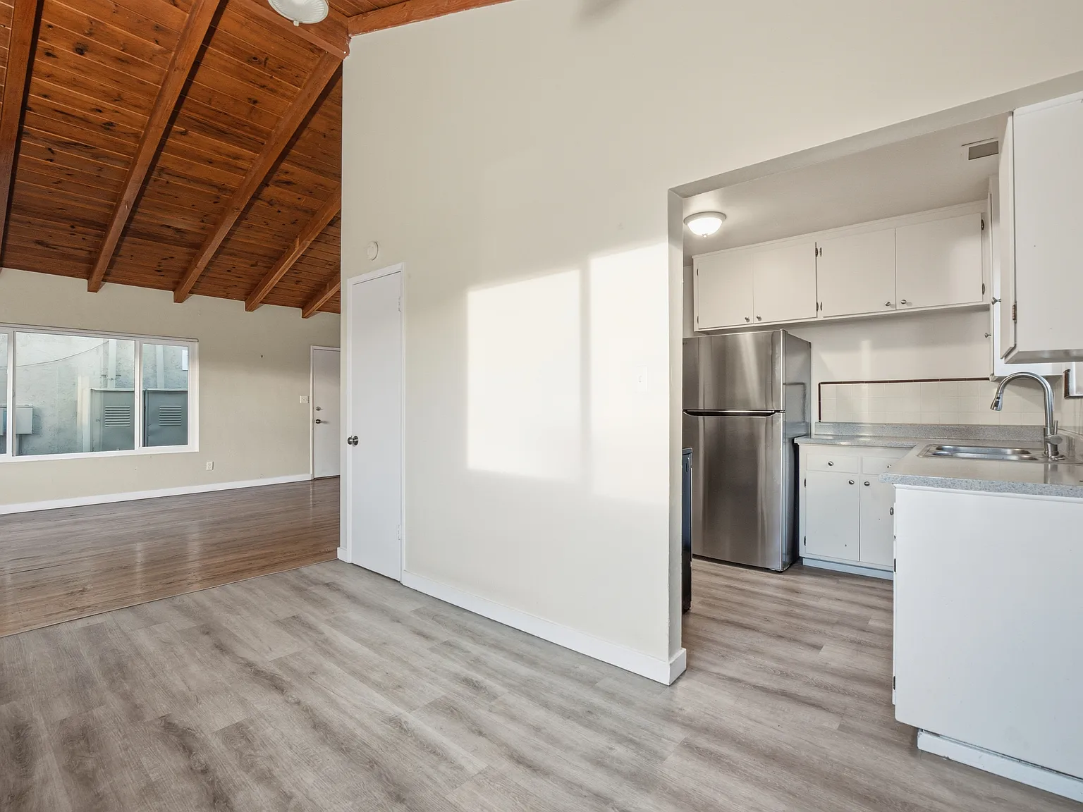 2 bed, 1000 sqft, $3,550 — Photo 2
