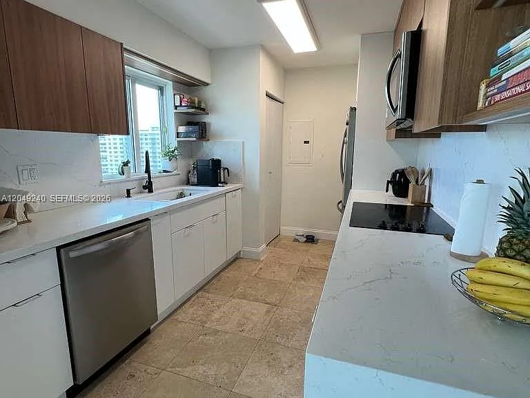 5900 Collins Ave #1406 — Photo 8