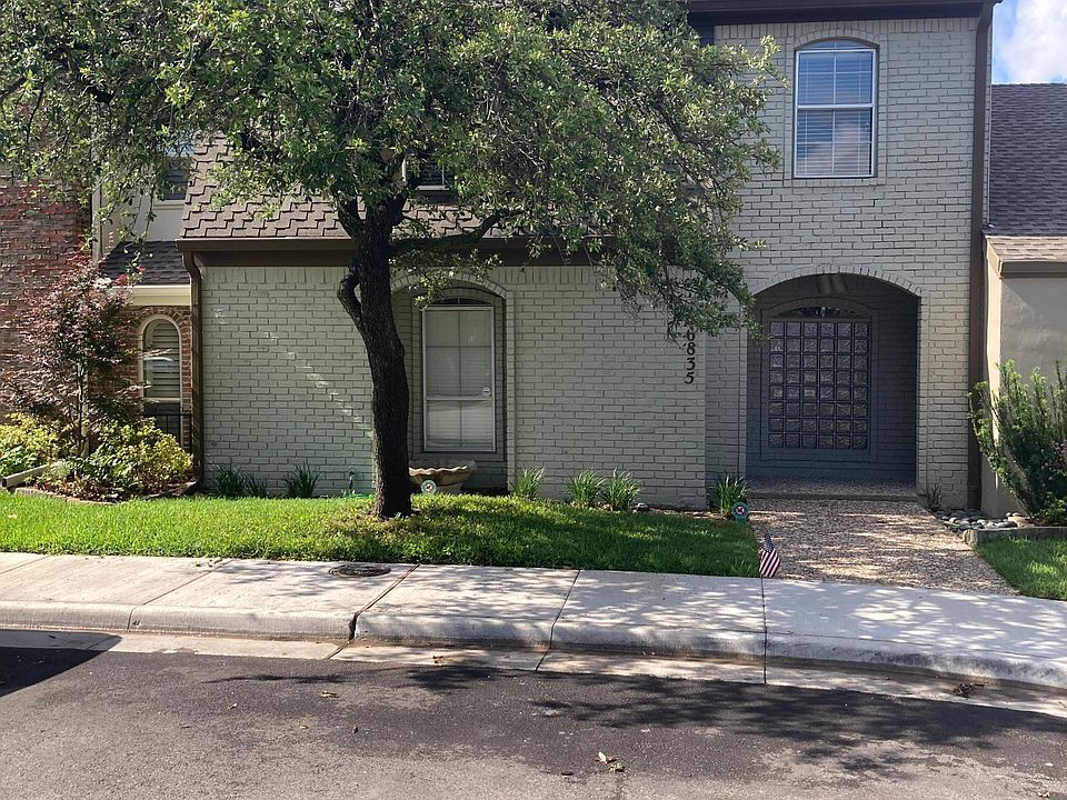 Street view . On circle drive, no through traffic.