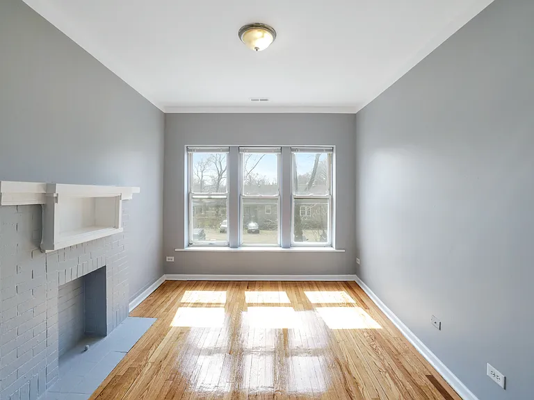 7255 S Calumet Ave — Photo 1