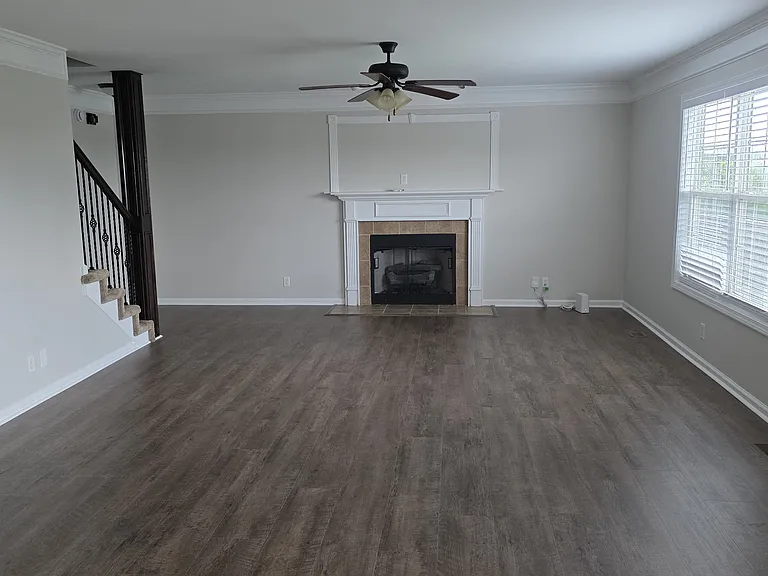 1186 Castlewood Dr — Photo 2