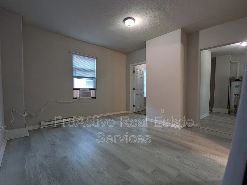 2 bed, 1.0 bath, 612 sqft, $1,300 — Photo 2