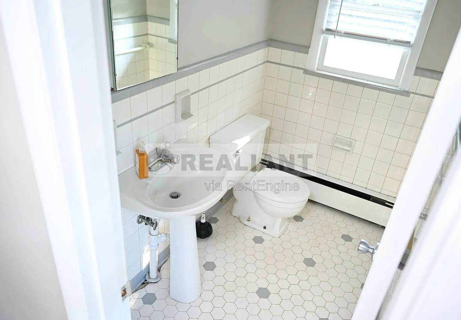 3 bed, 1.5 bath, 1600 sqft, $2,195 — Photo 4