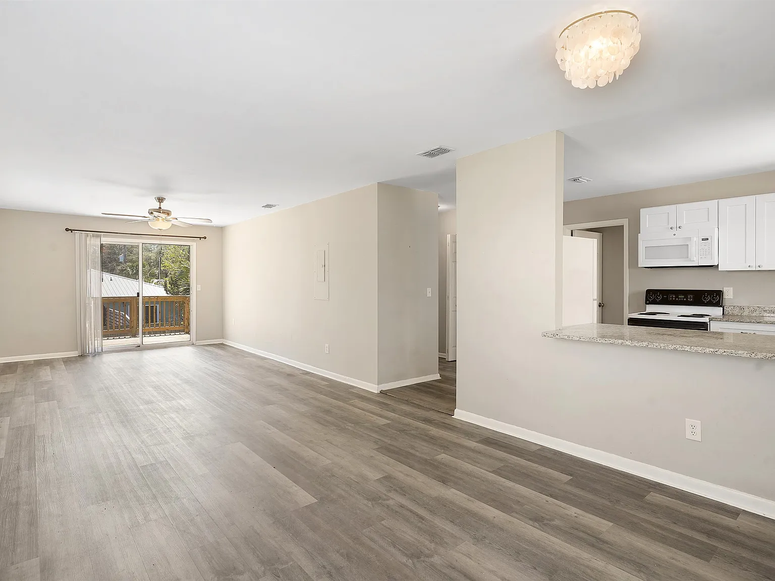 3 bed, 1024 sqft, $2,075 — Photo 3