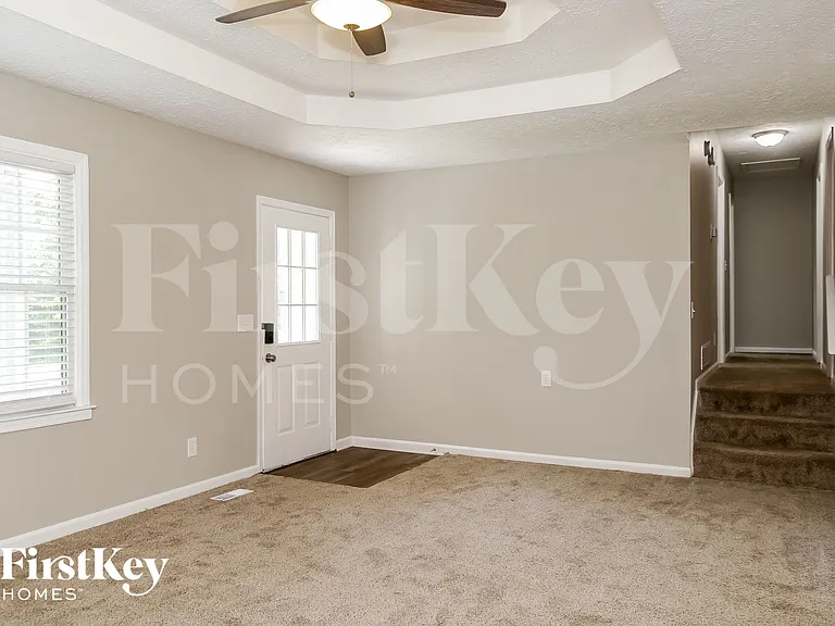 127 McWhirter Pl — Photo 4
