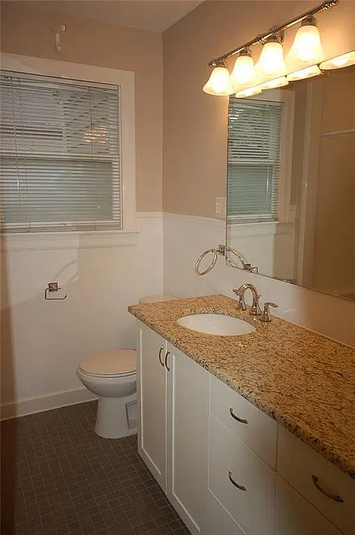 4 bed, 2.0 bath, 1400 sqft, $4,400 — Photo 3