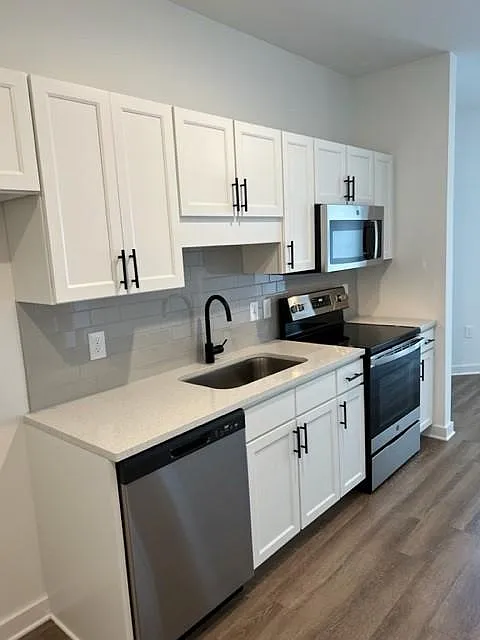 Studio, 653 sqft, $1,295 — Photo 3