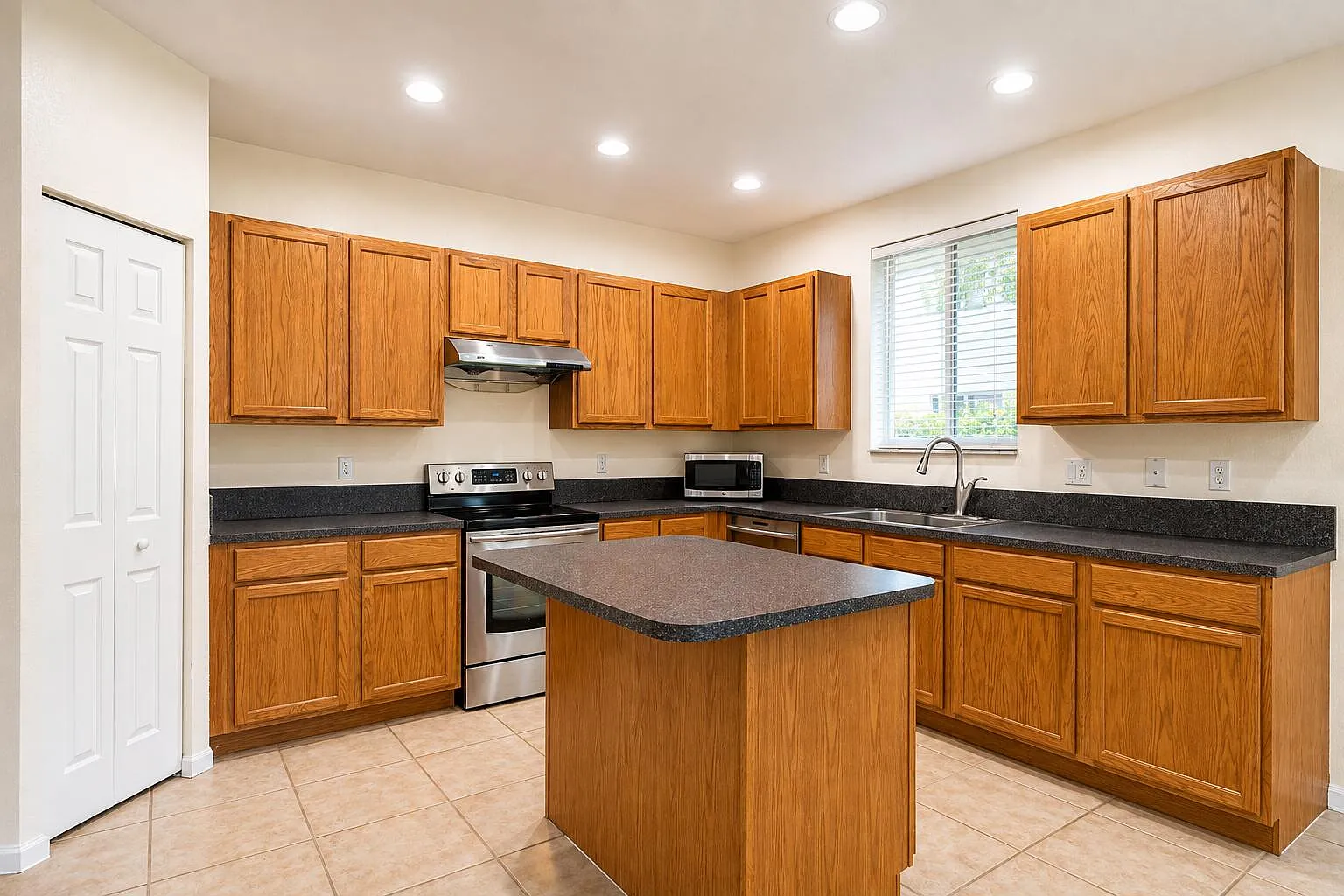 3 bed, 2.5 bath, 1626 sqft, $2,900 — Photo 3