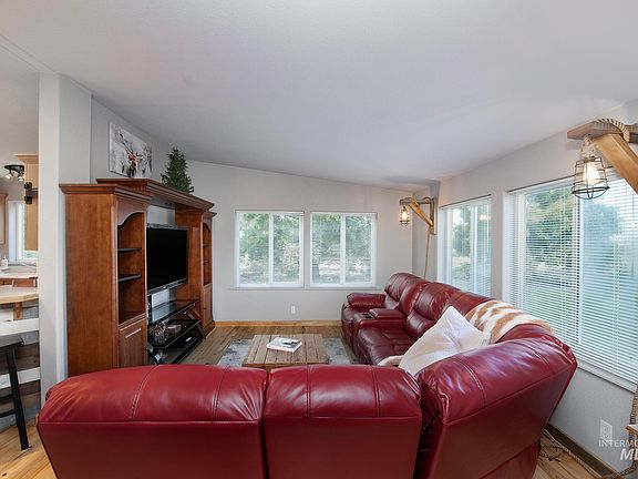 5th image of 412 Foothill Dr