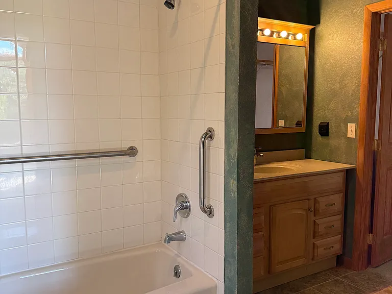 48 Warren Rd — Photo 10