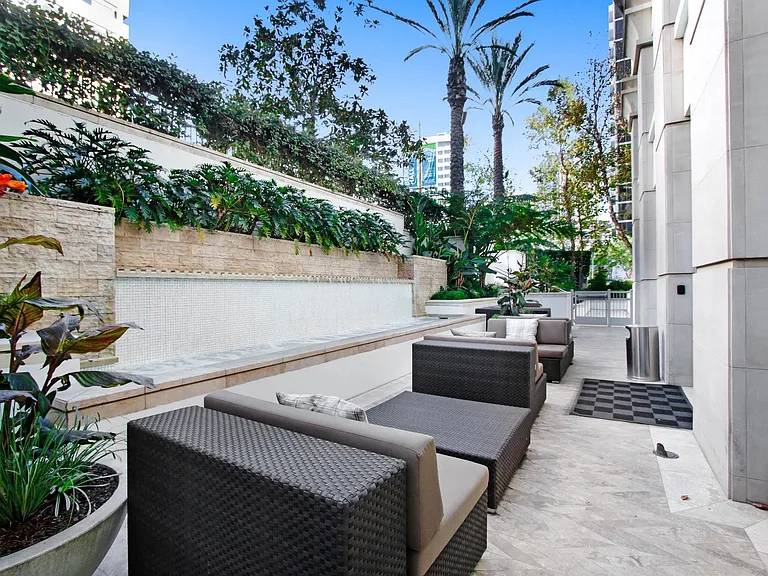 Wilshire Victoria Westwood Apartments — Photo 26