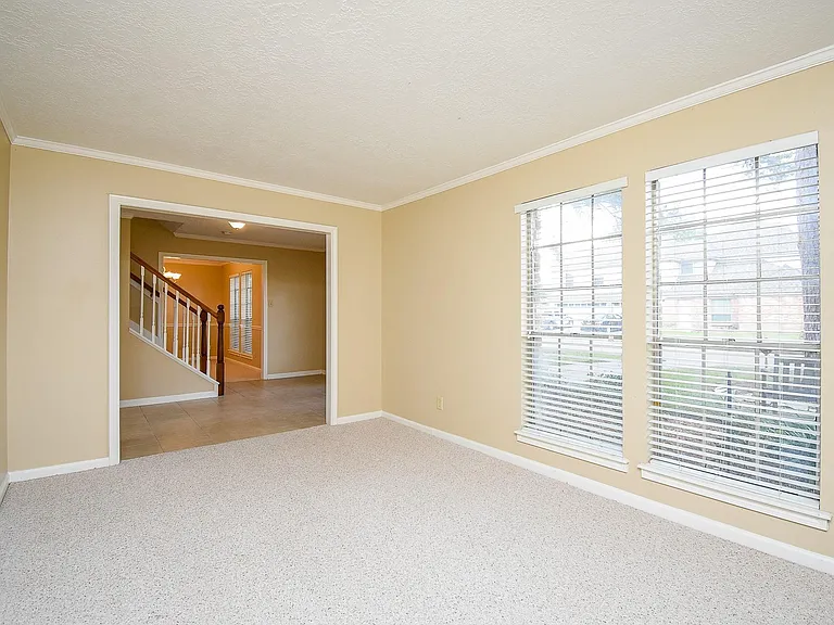 910 Shillington Dr — Photo 5