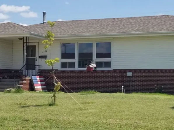 1328 Macarthur Rd, Hays, KS 67601