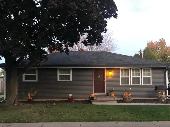 1070 Meadow Ln, Neenah, WI 54956