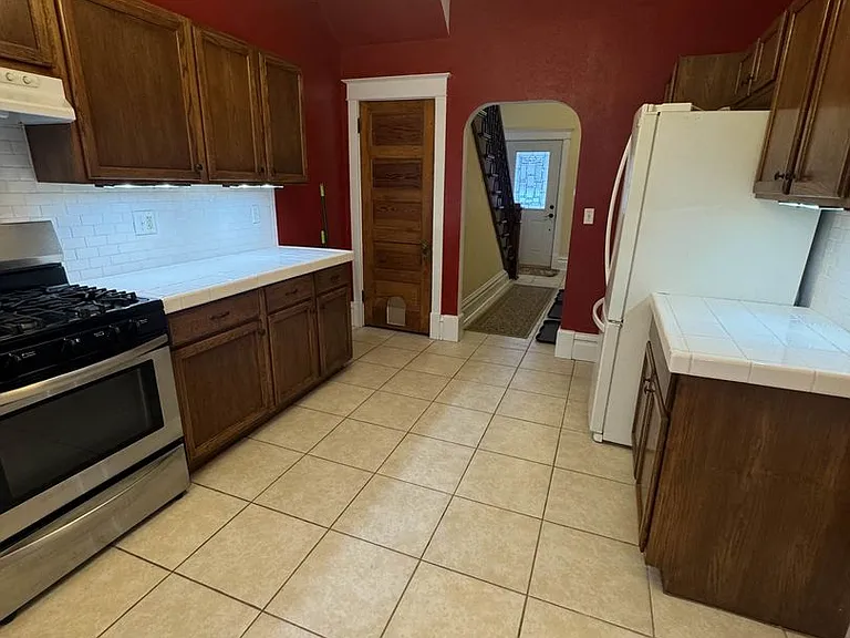 408 W Douglass Ave — Photo 5