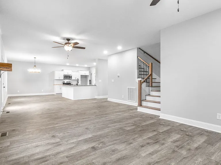 2129 Powell Rd — Photo 6