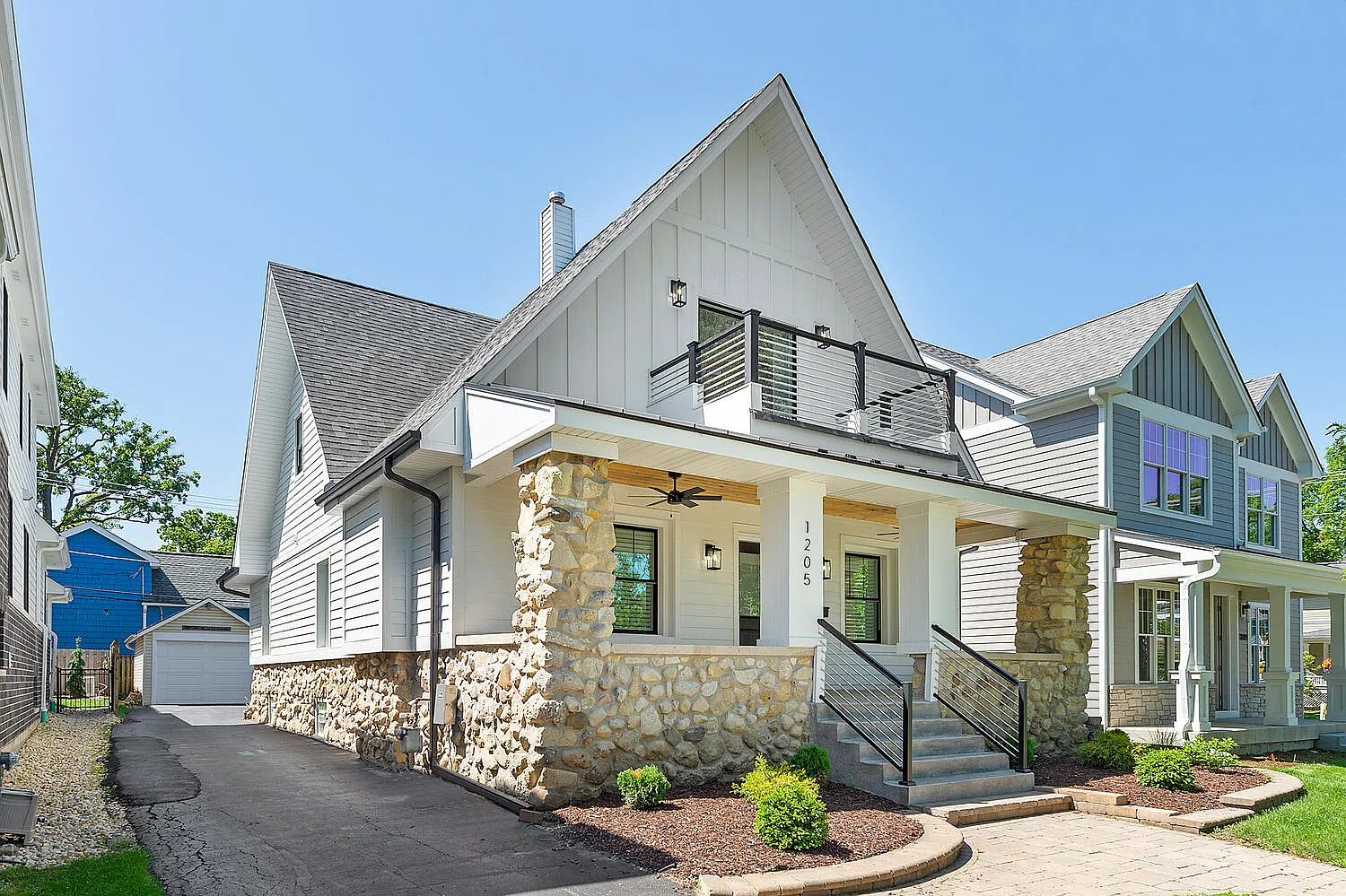 1205 Curtiss St — Photo 2