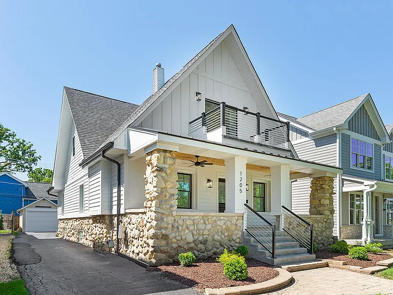 1205 Curtiss St — Photo 2