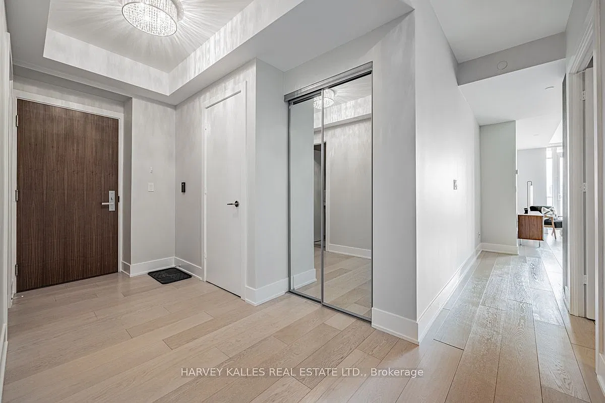 200 Bloor St W — Photo 2