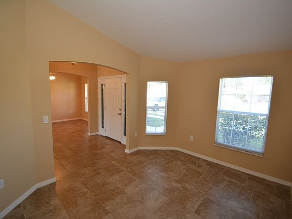 4th image of 27 Roxton Ln