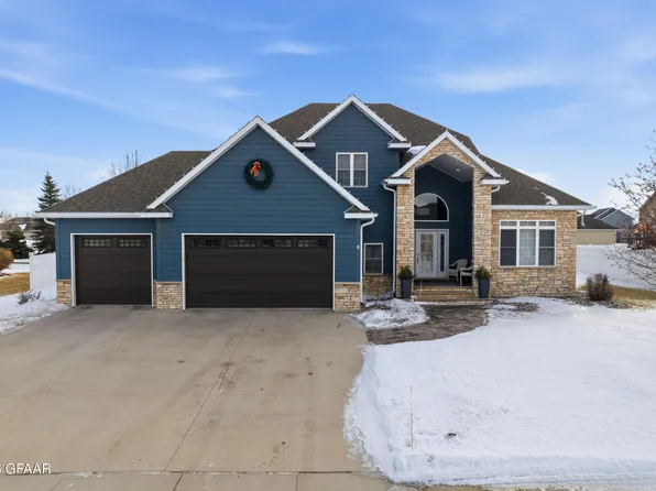 38 Desiree Dr, Grand Forks, ND 58201