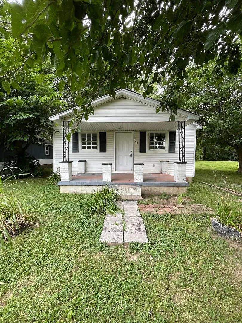 3 Bedroom/1 Bath home with large yard — Photo 1