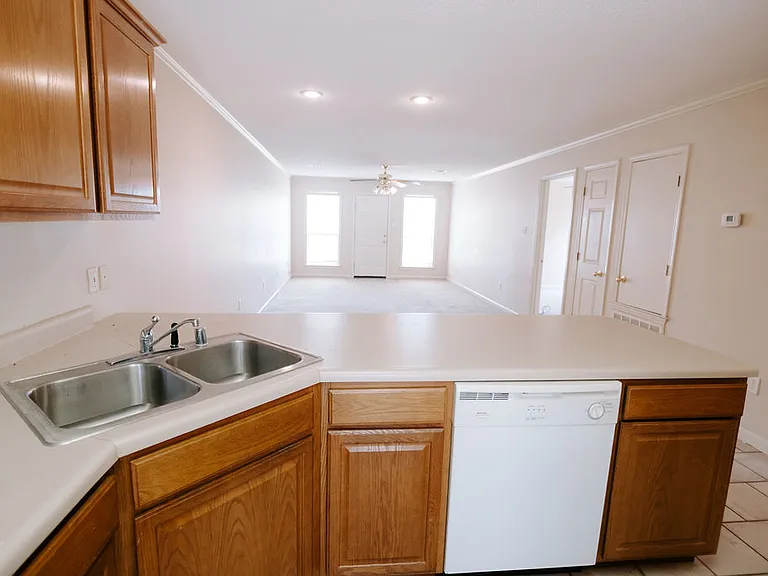 Windsor Park Duplexes — Photo 7