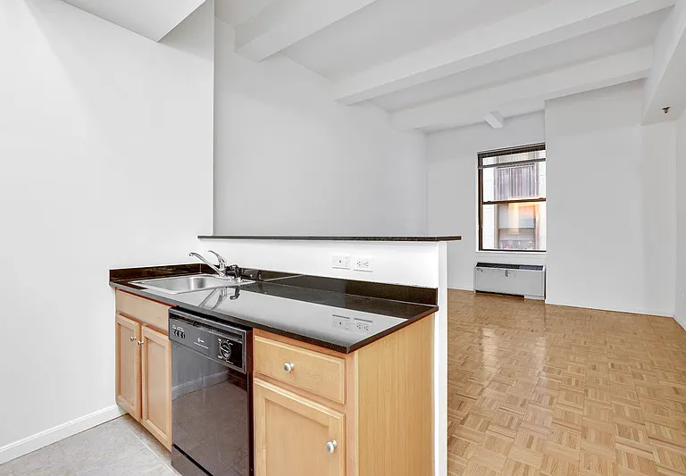 85 John St — Photo 1
