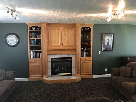 Living Room w/ gas fireplace