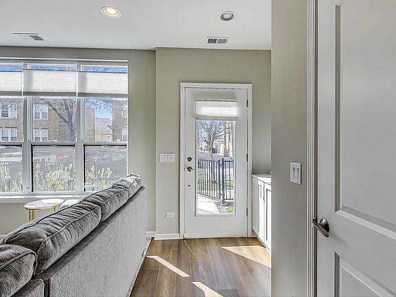 4th image of 3111 N Karlov Ave
