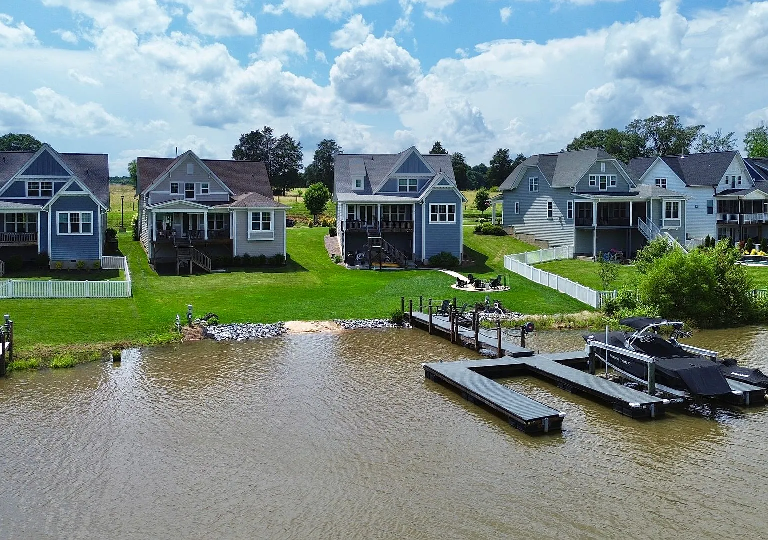Water front home with a dock Lake Norman — Photo 1