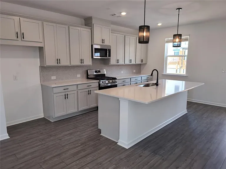 100 Holt Ln — Photo 9