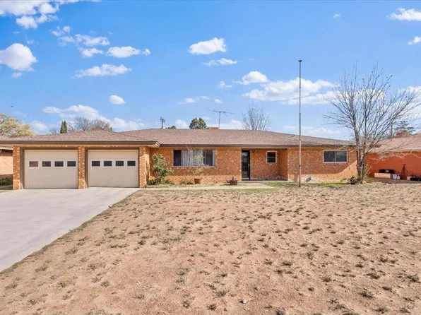 225 Willowwood Ln, Levelland, TX 79336