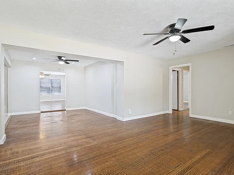 1913 Landa Dr — Photo 4