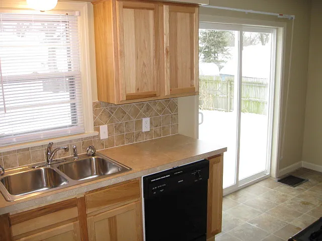 856 Canterbury St SW — Photo 3