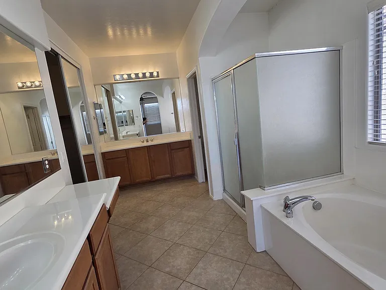 2709 W Redwood Ln — Photo 19