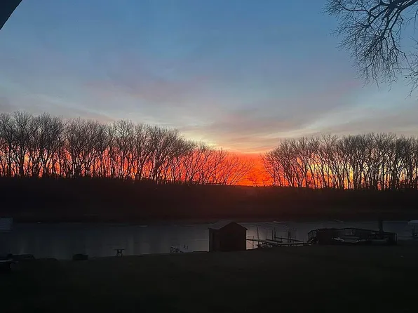 181 Suncoast Dr, McCook Lake, SD 57049