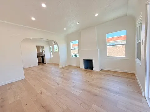 441 1/2 W Lexington Dr — Photo 4