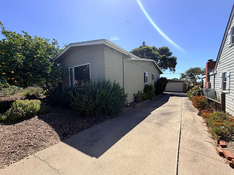960 Forest Ave — Photo 49