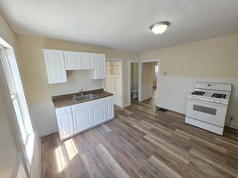  37 Foundry St 1stFlr 2B/1B FreshPaint VinylFlr PetsOK Laundry — Photo 2