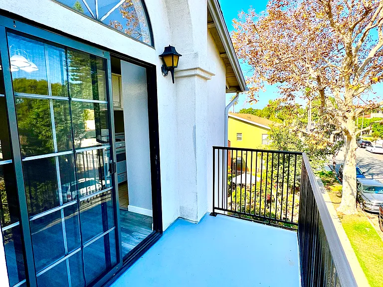 2211 Cedar Ave #302 — Photo 9