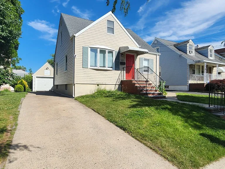 619 W Blancke St — Photo 2