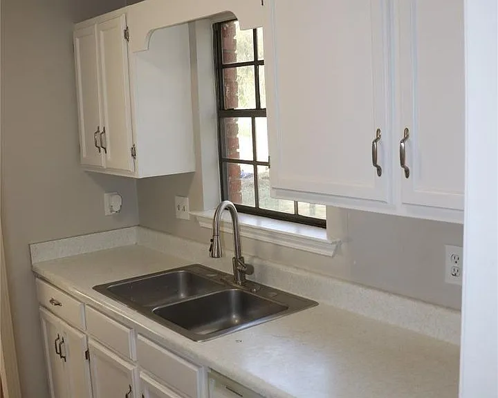 760 N Burbank Dr — Photo 9
