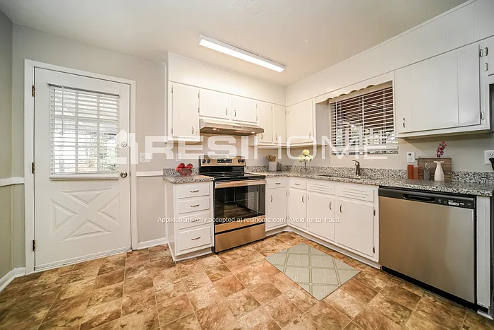 4 bed, 3.0 bath, 1600 sqft, $2,045 — Photo 2