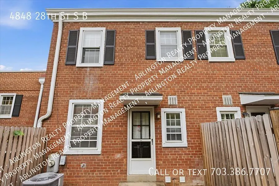Spacious 2-Bedroom in Prime Arlington Location — Photo 1