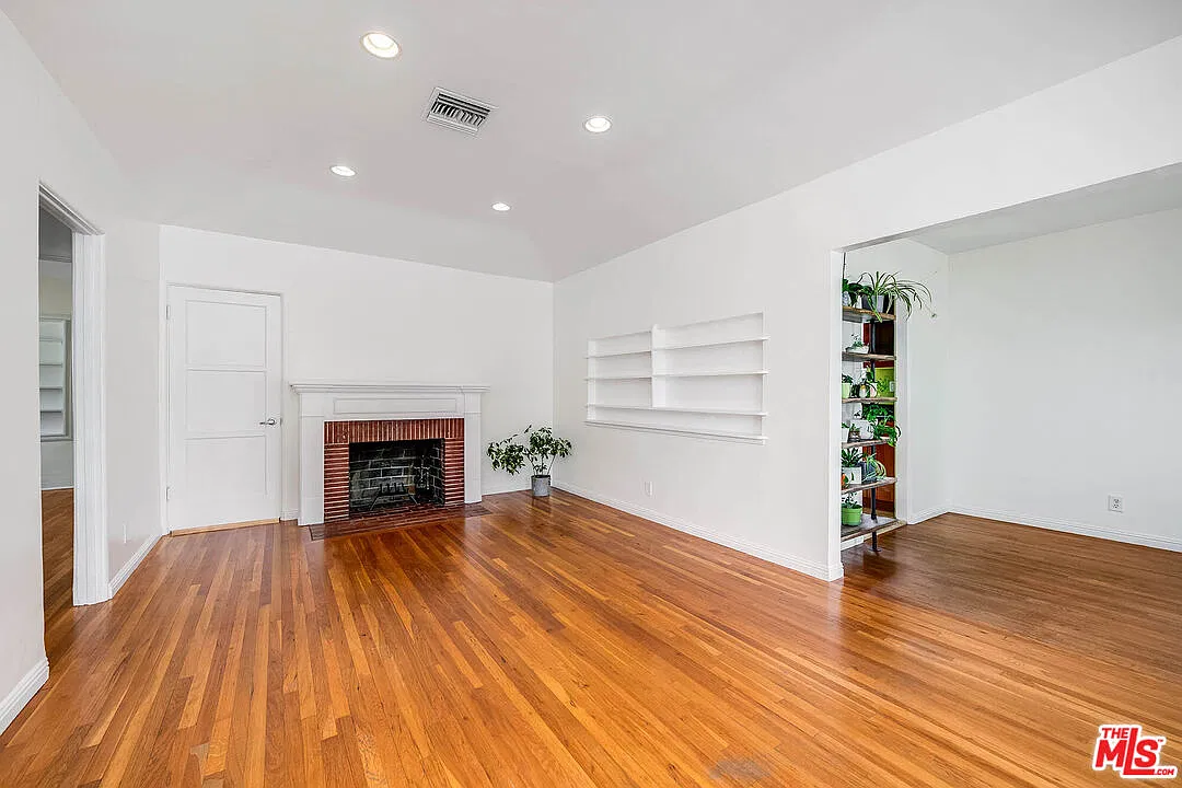 3 bed, 2.0 bath, 1335 sqft, $5,495 — Photo 2